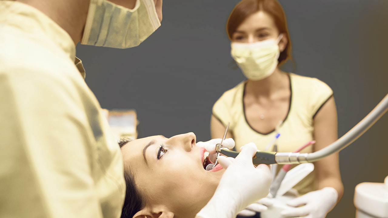 Регулярные осмотры стоматолога-хирурга