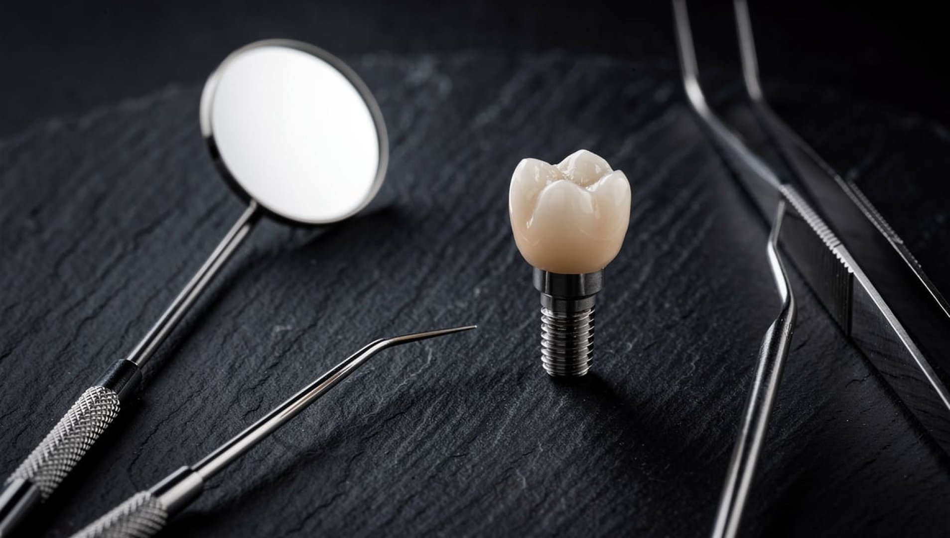 Как выглядит  циркониевая коронка на импланте